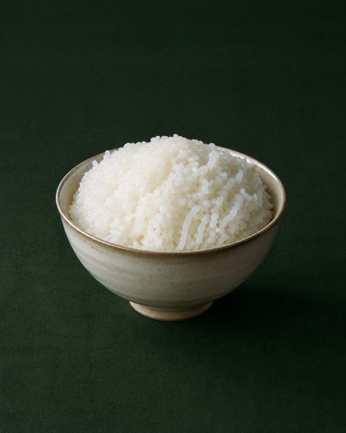 茶碗によそった炊きたてのコシヒカリ